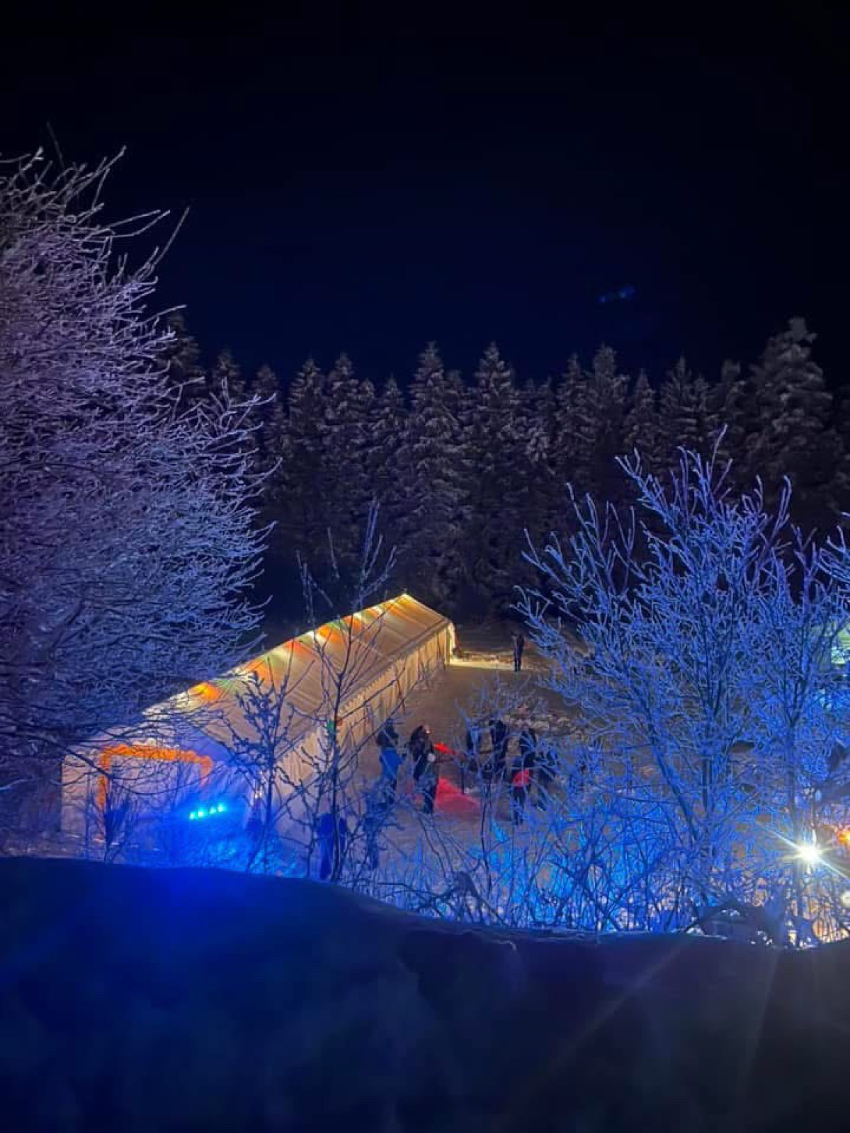 Location de chapiteau 24 m² dès 80€ pour une réception familiale : idéale pour particuliers lors d’un baptême ou anniversaire Annecy 74 Haute Savoie