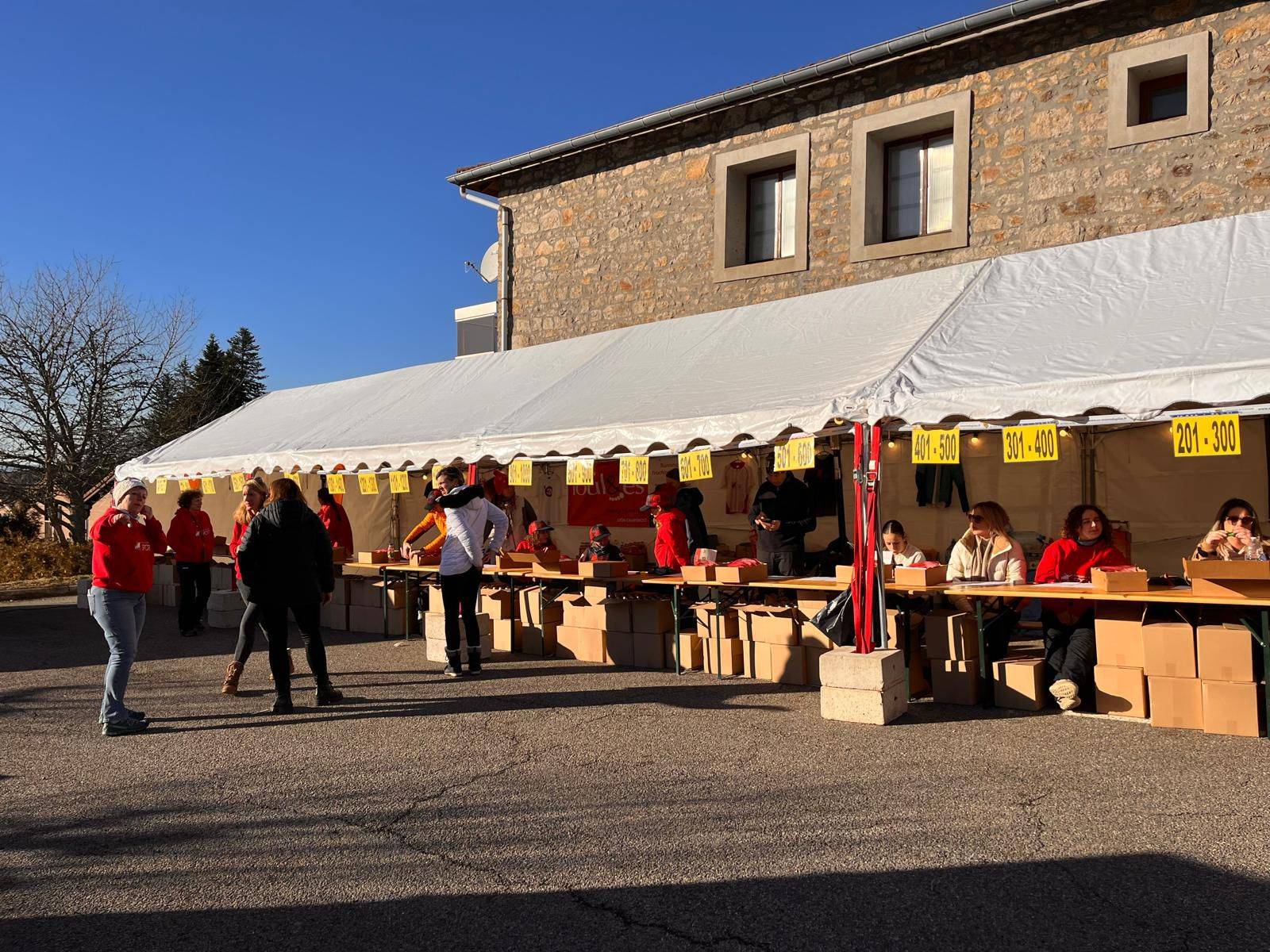 Chapiteau cristal transparent disponible à la location pour une réception privée ou professionnelle, idéal pour mariages et cocktails Annonay 07100 Ardèche
