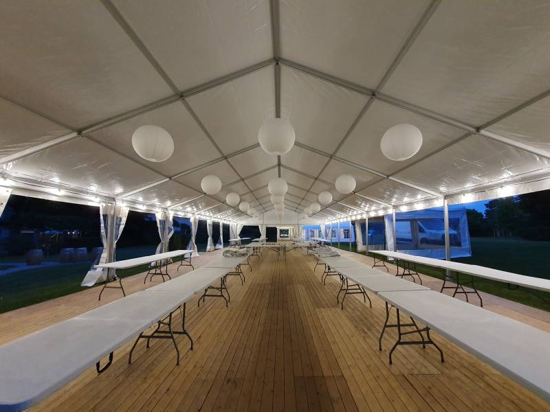 Installation d'un grand chapiteau pour un mariage en Isère