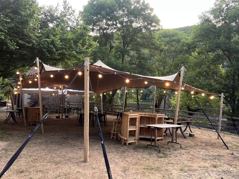 Installation d'une tente stretch pour un mariage champêtre à Unieux