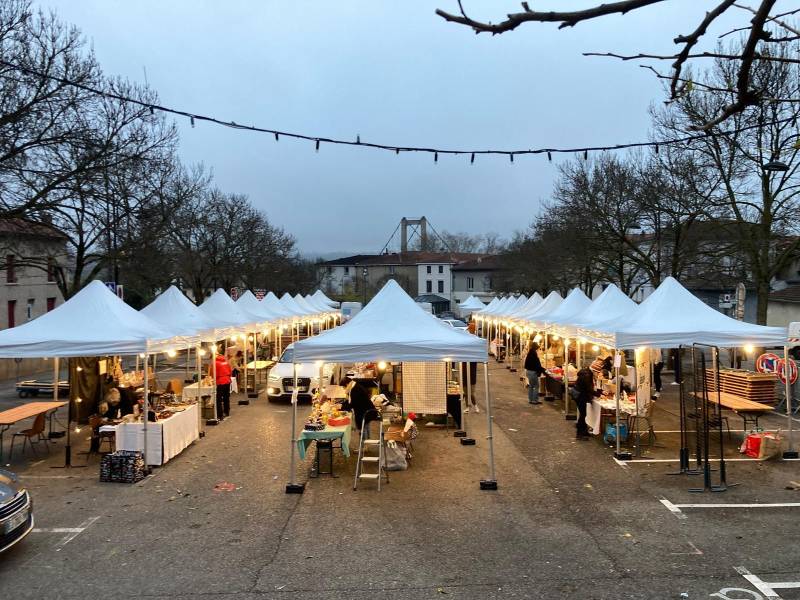 Installation de tentes pliantes pour un marché de Noël au sud de Lyon