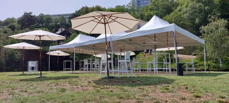 Aménagement d’espaces conviviaux avec tentes et mobilier événementiel dans la région lyonnaise