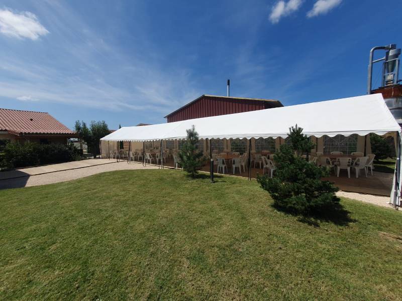 Installation d'un barnum pour une fête d'anniversaire dans la Loire en région Rhône-Alpes