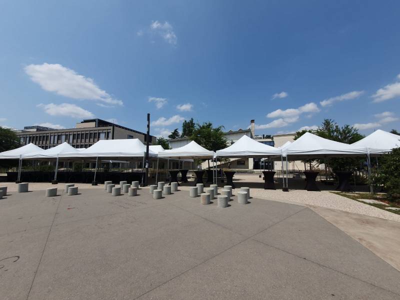 Montage de tentes pliantes en périphérie de Lyon pour un séminaire d'entreprise