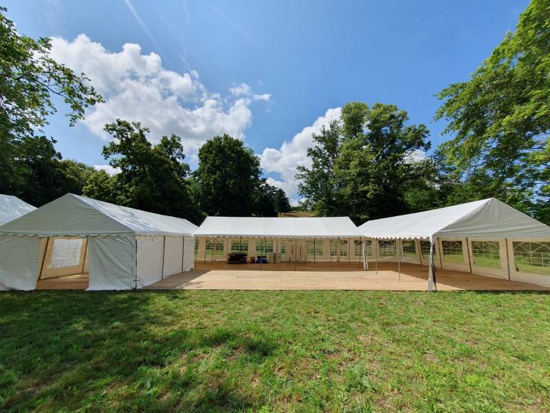 Montage de tentes tubulaires 