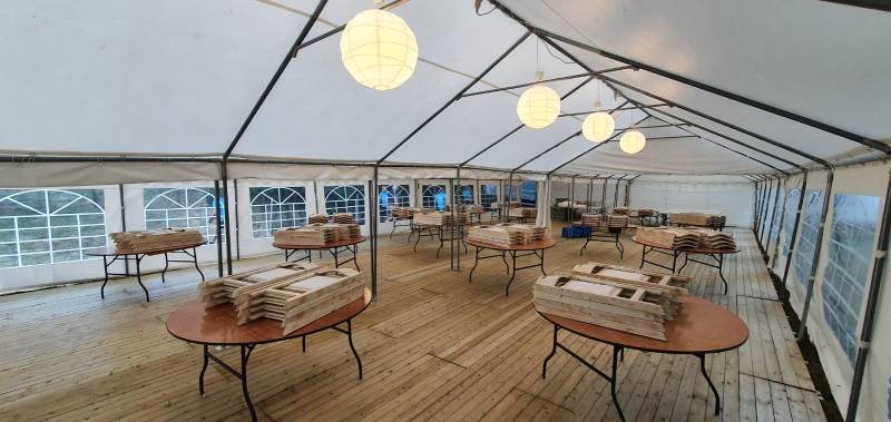 Installation de barnums pour une cousinade dans la Drôme en région Auvergne-Rhône-Alpes