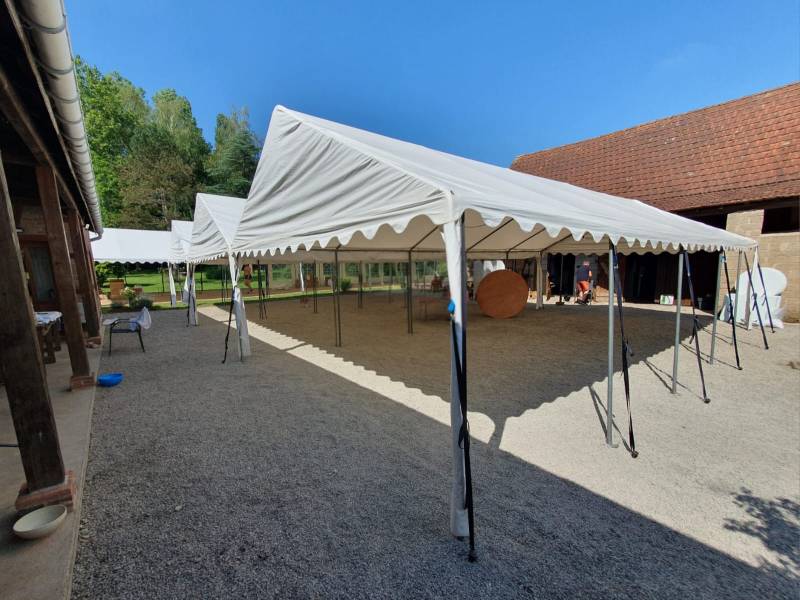 Location de barnums avec plancher pour un mariage festif au nord de Lyon