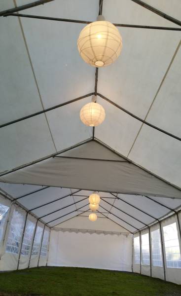 Kit luminaire blanc chaud avec boules japonaises pour une tente de réception ou un chapiteau à Lyon et Rhône-Alpes